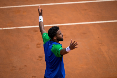 Arthur fils sort Stefanos Tsitsipas