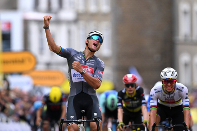 Mathieu Van der Poel s'impose et prend le maillot jaune