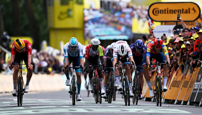 Tim Merlier s'impose dans une étape de chutes massives