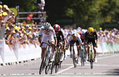 Tadej Pogacar en patron, Kévin Vauquelin résiste