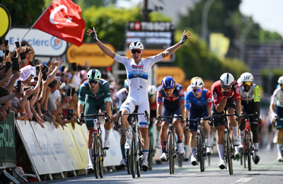 Tim Merlier victorieux, Mathieu Van der Poel courageux