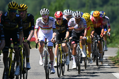 Tadej Pogacar frappe très fort, Kévin Vauquelin impressionne