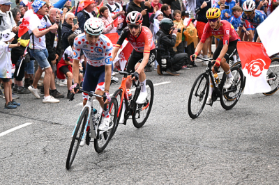 Thymen Arensman en solitaire, Lenny martinez marque des points