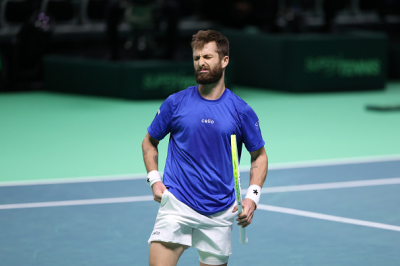 Corentin Moutet s'incline, la France dos au mur