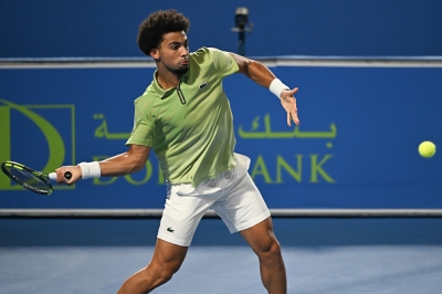 Arthur Fils domine Quentin Halys et rejoint les quarts de finale