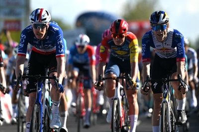 Godon prend sa revanche sur Pogacar au sprint.